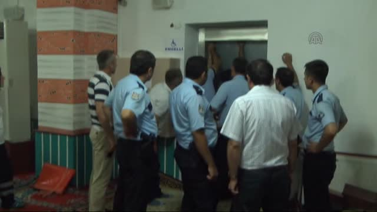 Ordu\'da Caminin Engelli Asansöründe Mahsur Kalanları İtfaiye Kurtardı