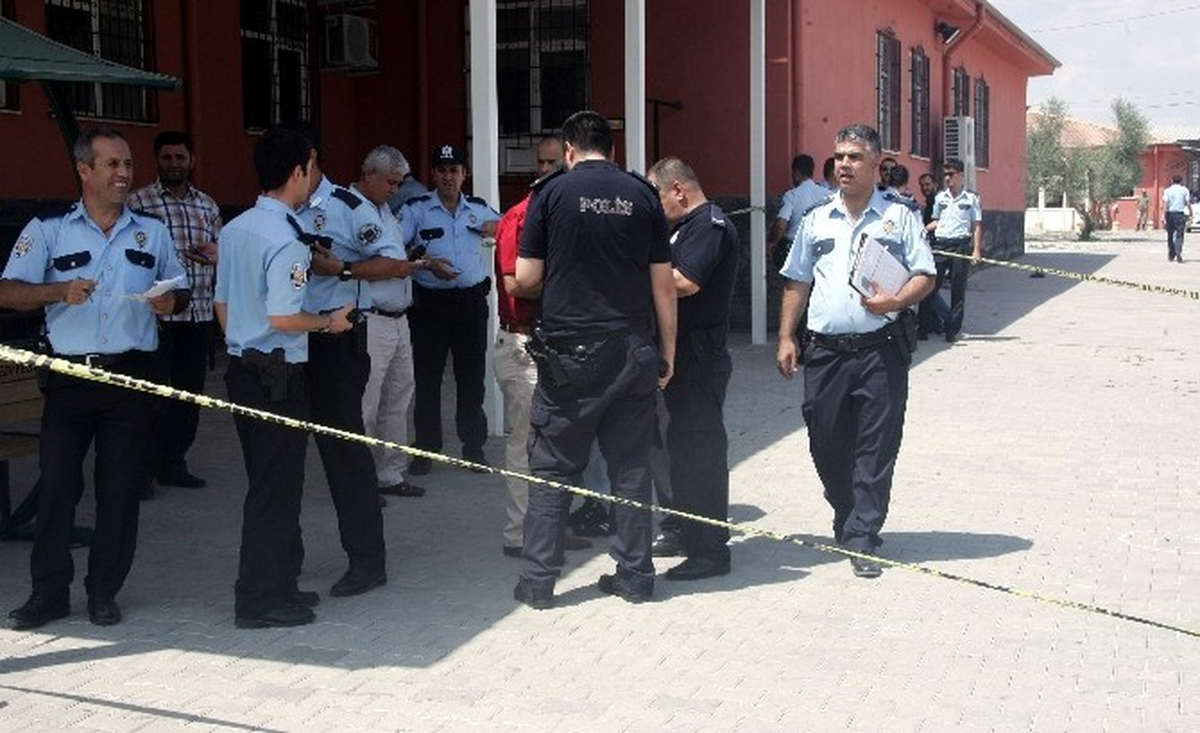 Cezaevi Önünde Silahlı Kavga: 1 Ölü 1 Yaralı