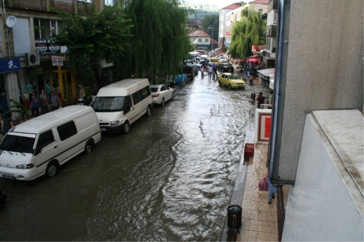 Devrek Sokakları Sele Teslim Oldu