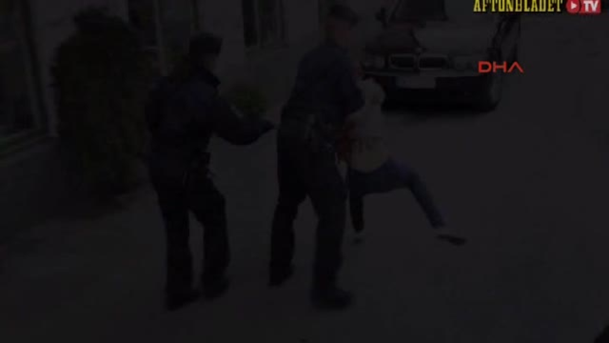 Femen Üyesi Politikacı, Başbakan Reinfild\'i Protesto Etti