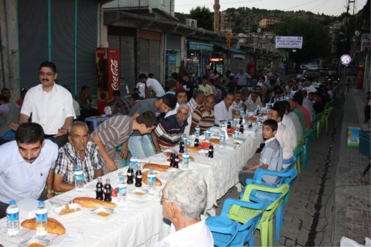 Dicle Kaymakamı Kattaş Vatandaşlarla İftarda Bir Araya Geldi