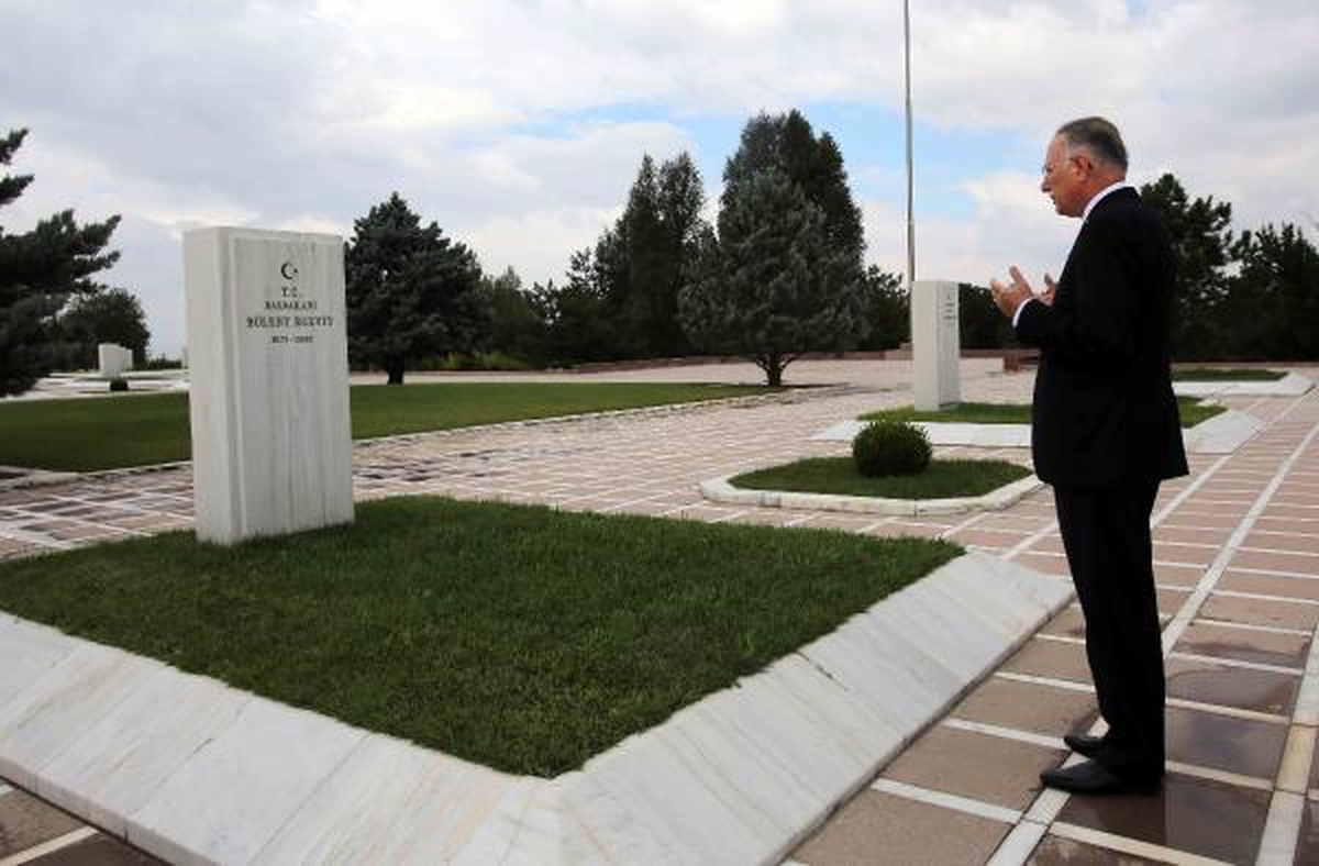 Ekmeleddin İhsanoğlu, Ecevit\'in Mezarını Ziyaret Etti