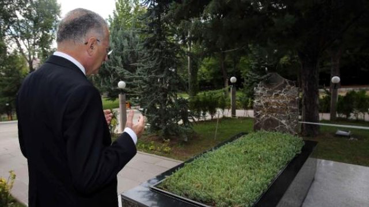 Ekmeleddin İhsanoğlu, Türkeş\'in Mezarenı Ziyaret Etti