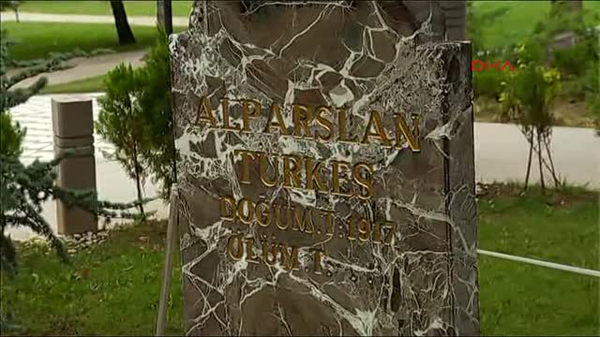 Ekmeleddin İhsanoğlu, Türkeş\'in Mezarenı Ziyaret Etti