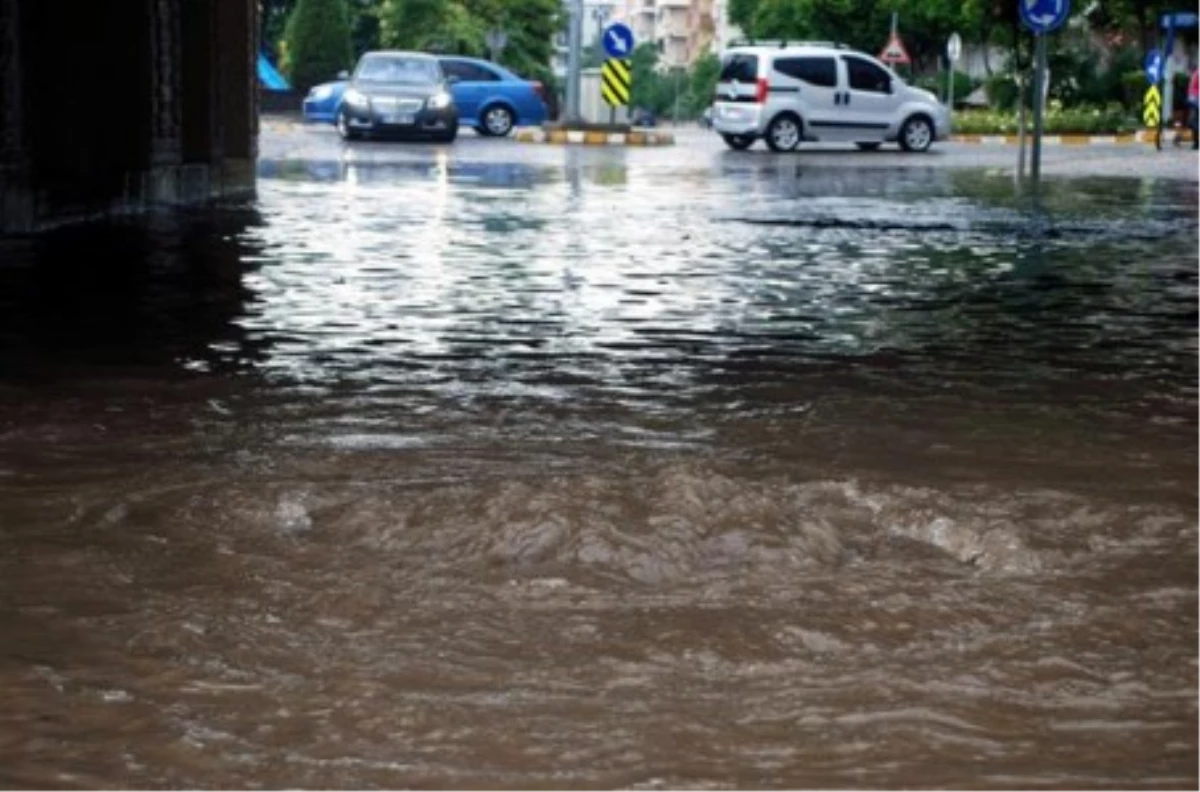 Erzincan\'da Büyük Gelengeç Köyünü Sel Suları Bastı