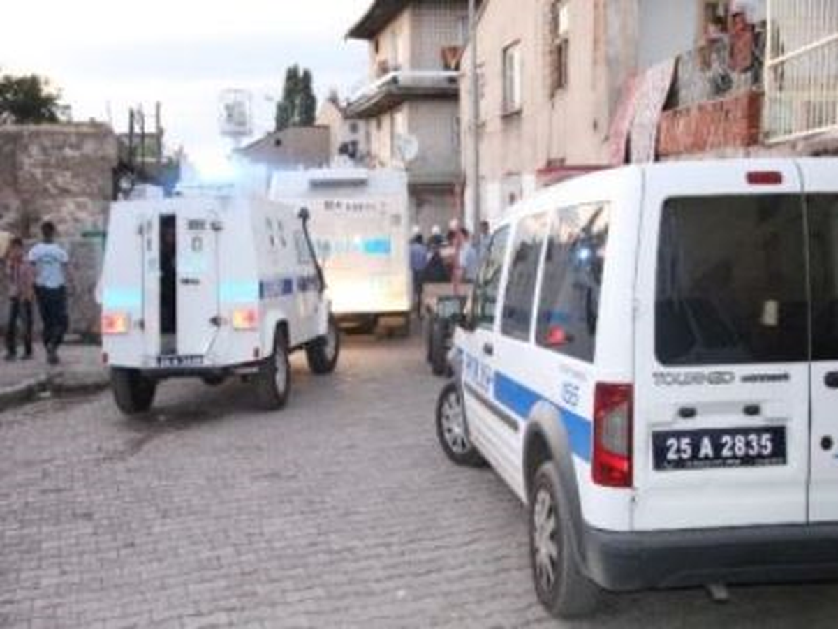 Erzurum\'da Komşu Kavgası Mahalleyi Karıştırdı