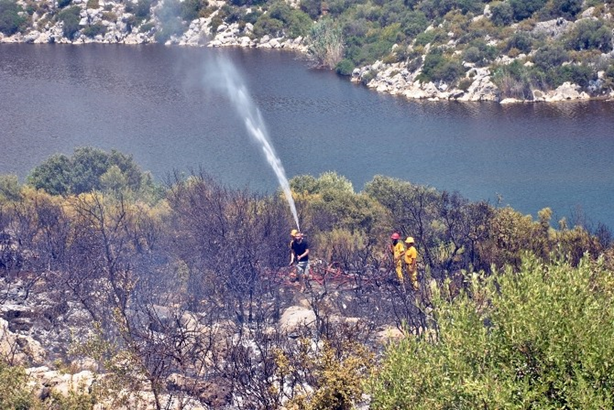 Dalyan\'da Evinin Dibindeki Yangını İtfaiye Ekibinden Öğrendi