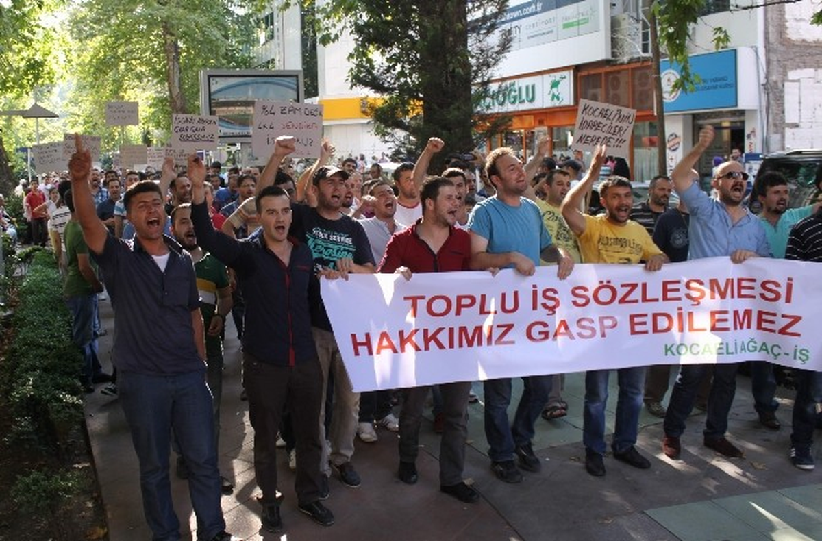 Fabrika İşçileri Eylemini Sürdürüyor