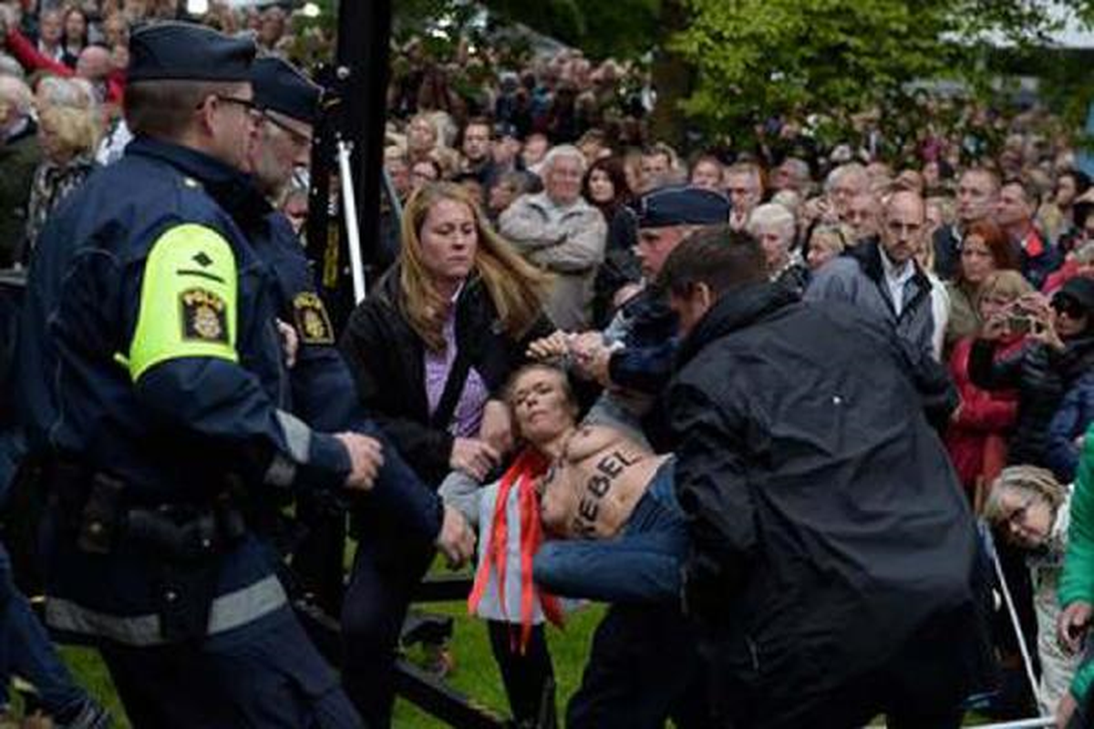 Femen Üyesi Politikacı Başbakan Reınfıld\'i Protesto Etti