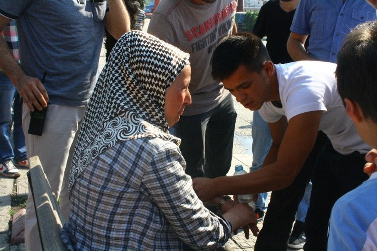 Genç Kadın Çocuğunun Yanında İntihar Etmek İstedi