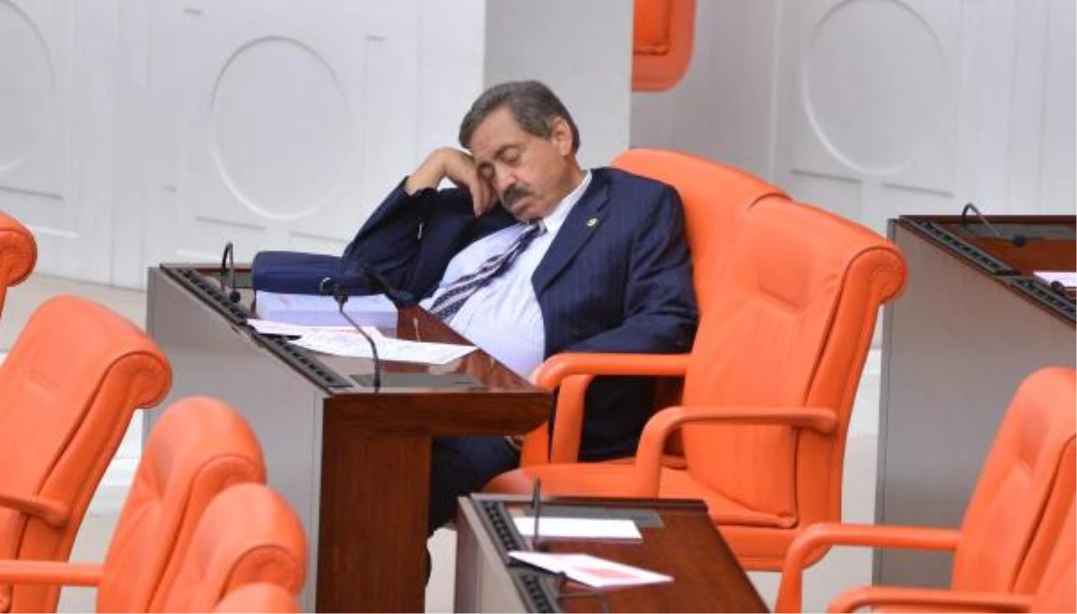 AK Partili Vekil Meclis\'te Uyuklarken Görüntülendi
