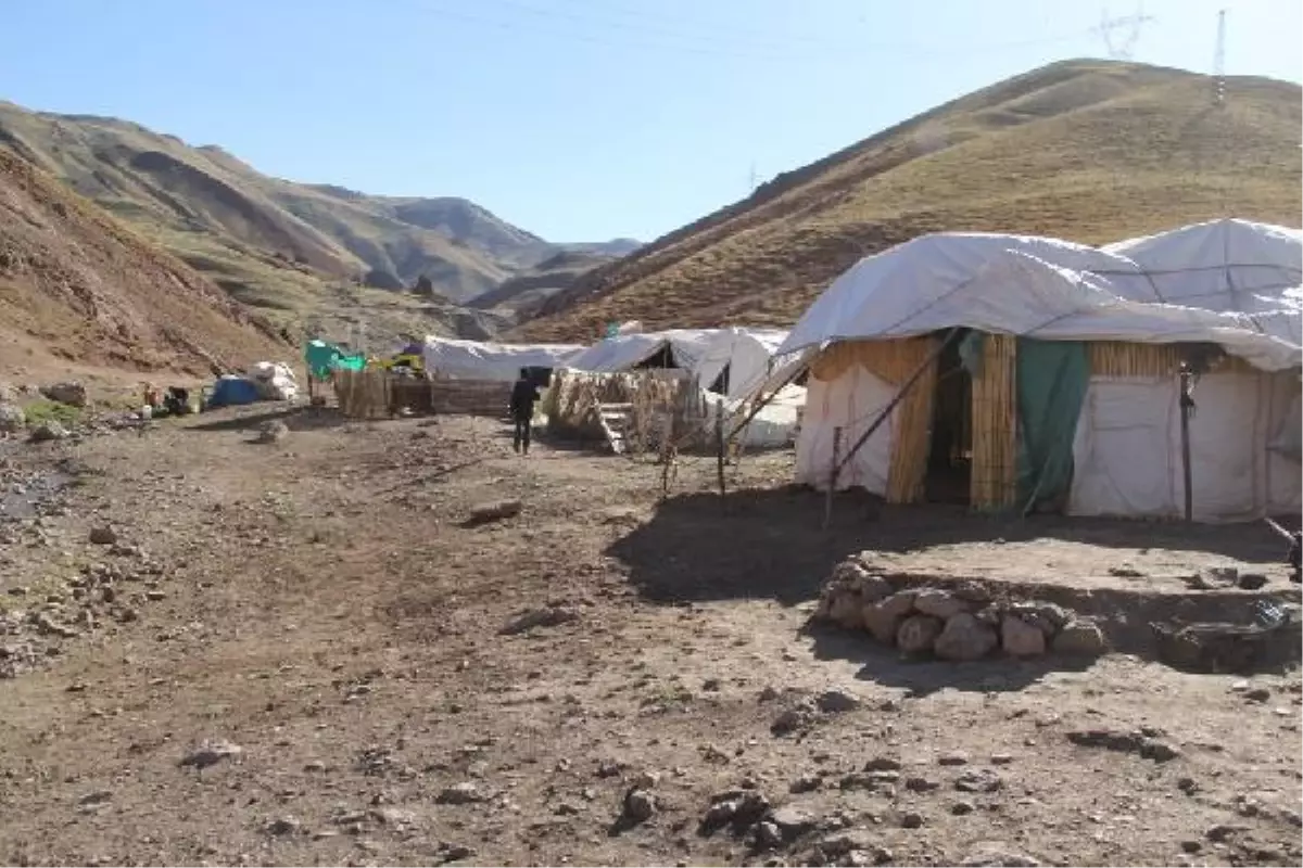 Mardin\'den Van\'a Göç Eden Karabulut Ailesi Kurdukları Çadırda Yaşıyor