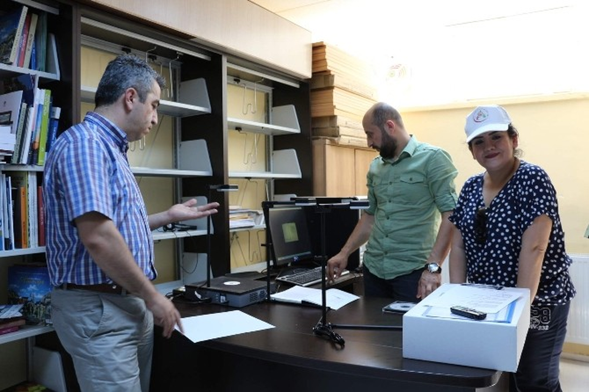 Gönüllü Elmalardan Kütüphaneye Sesli Kitap Okuma Makinesi