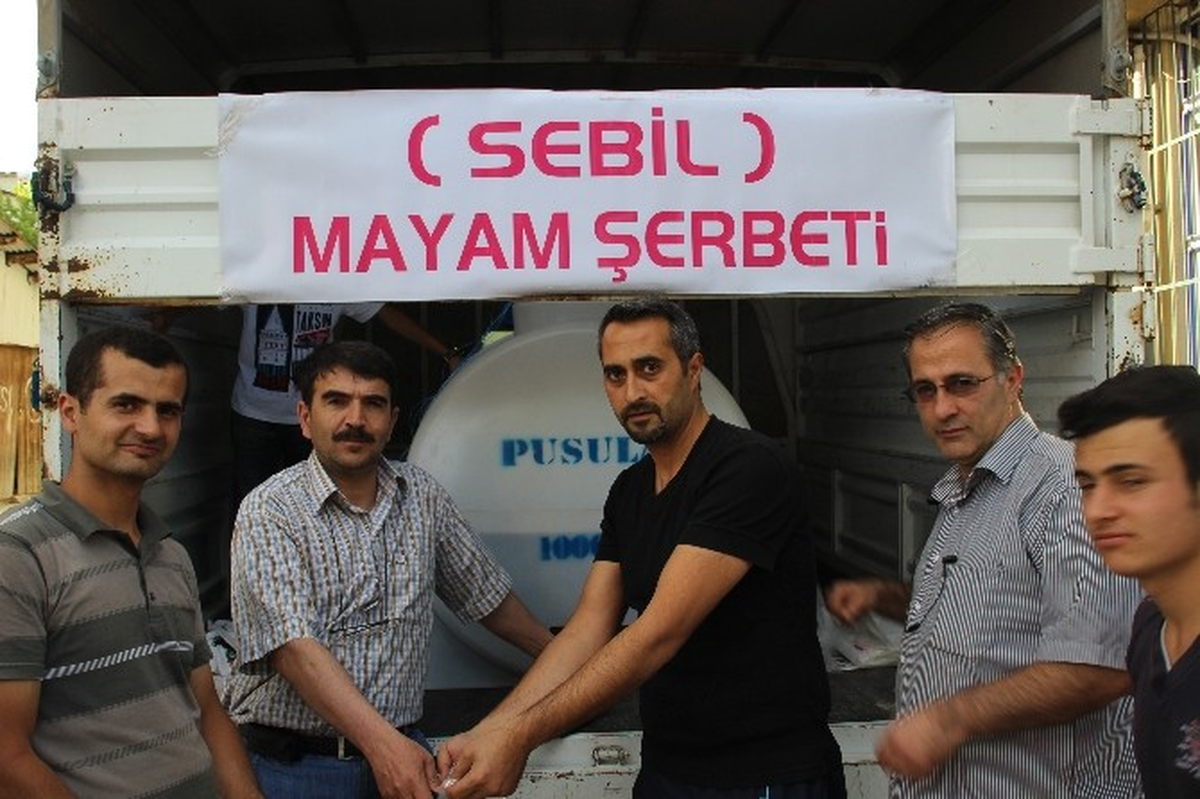 Her Ramazan\'da Meyan Şerbeti Dağıtıyor