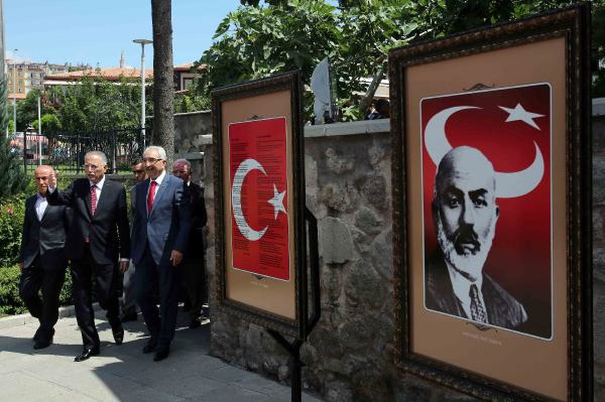İhsanoğlu, Yazıcıoğlu\'nun Kabrini Ziyaret Etti