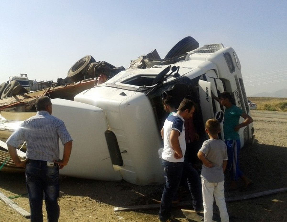 Silopi\'de İki Tır Kafa Kafaya Çarpıştı: 4 Yaralı
