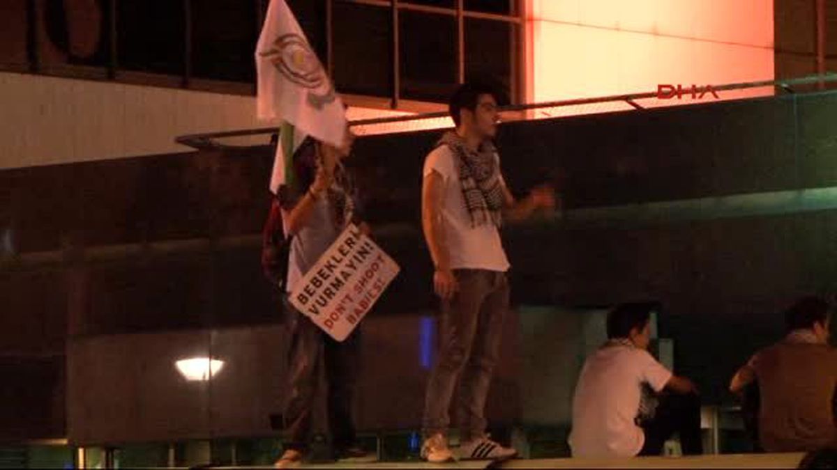 İstanbul\'da İsrail Başkonsolosluğu Önünde Gazze Protestosu
