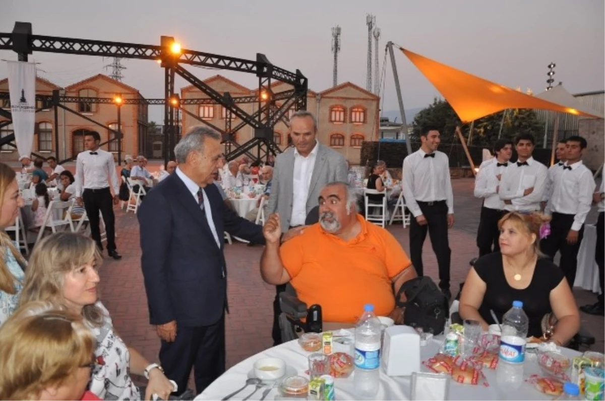 İzmir Büyüksehir, Engelliler ve Ailelerine İftar Verdi