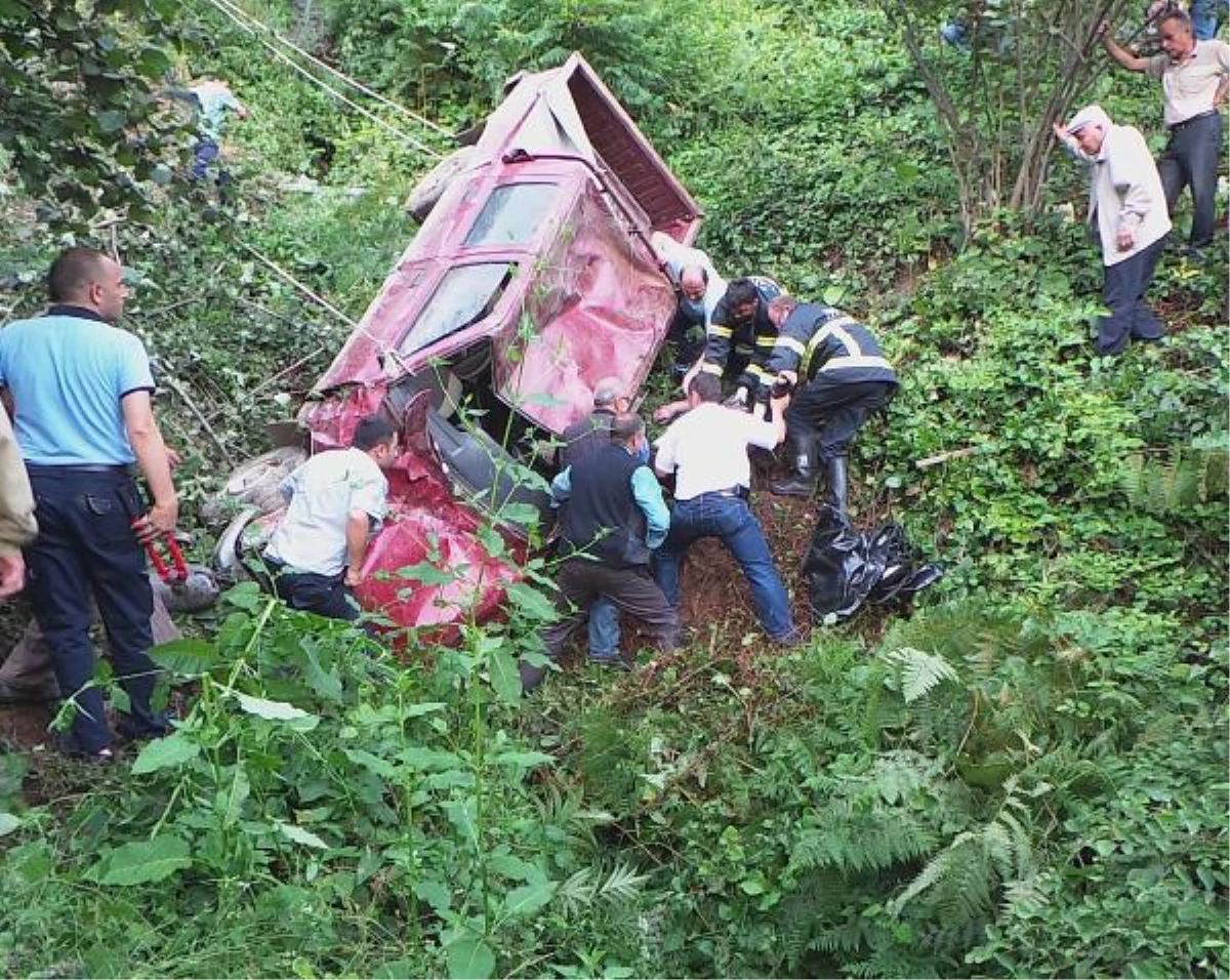 Kamyonet Uçuruma Yuvarlandı; Sürücü Öldü, Eşi Yaralandı
