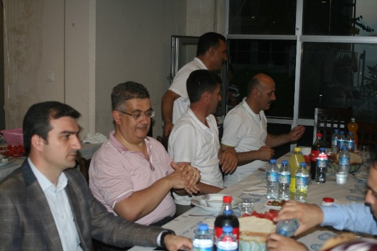 Akçakoca\'da Karslılar Derneğinden İftar Yemeği