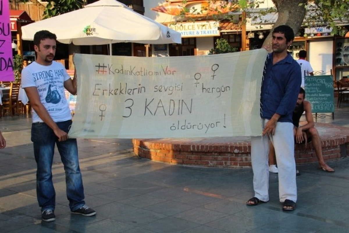 Kaş\'ta Kadın Cinayetleri Protesto Edildi
