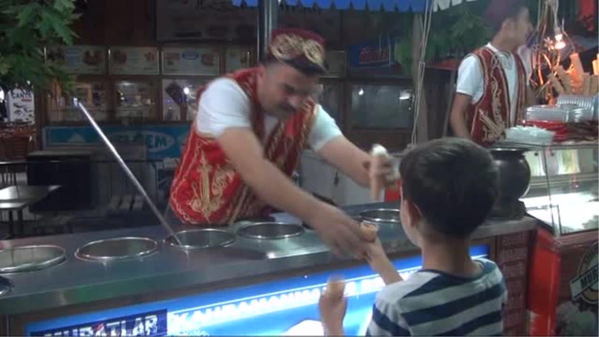Aksaray\'da Kavuniçi Dondurma İlgi Görüyor