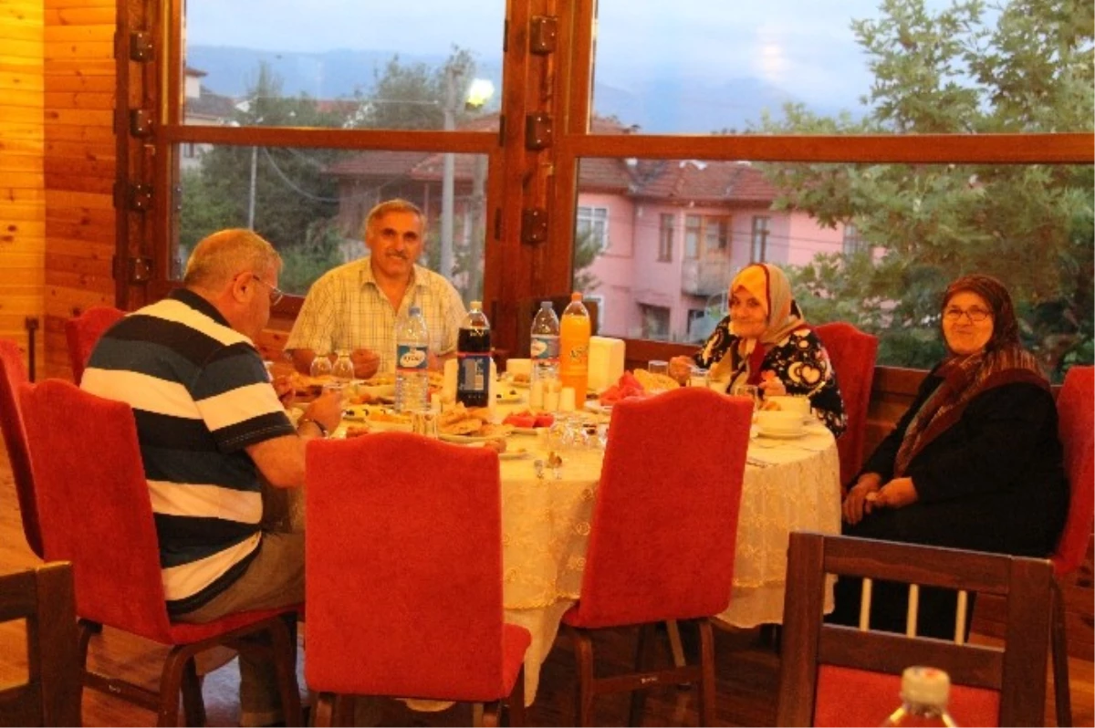 Hendek\'in Kemaliye Mahallesi Sakinleri İftarda Bir Araya Geldi