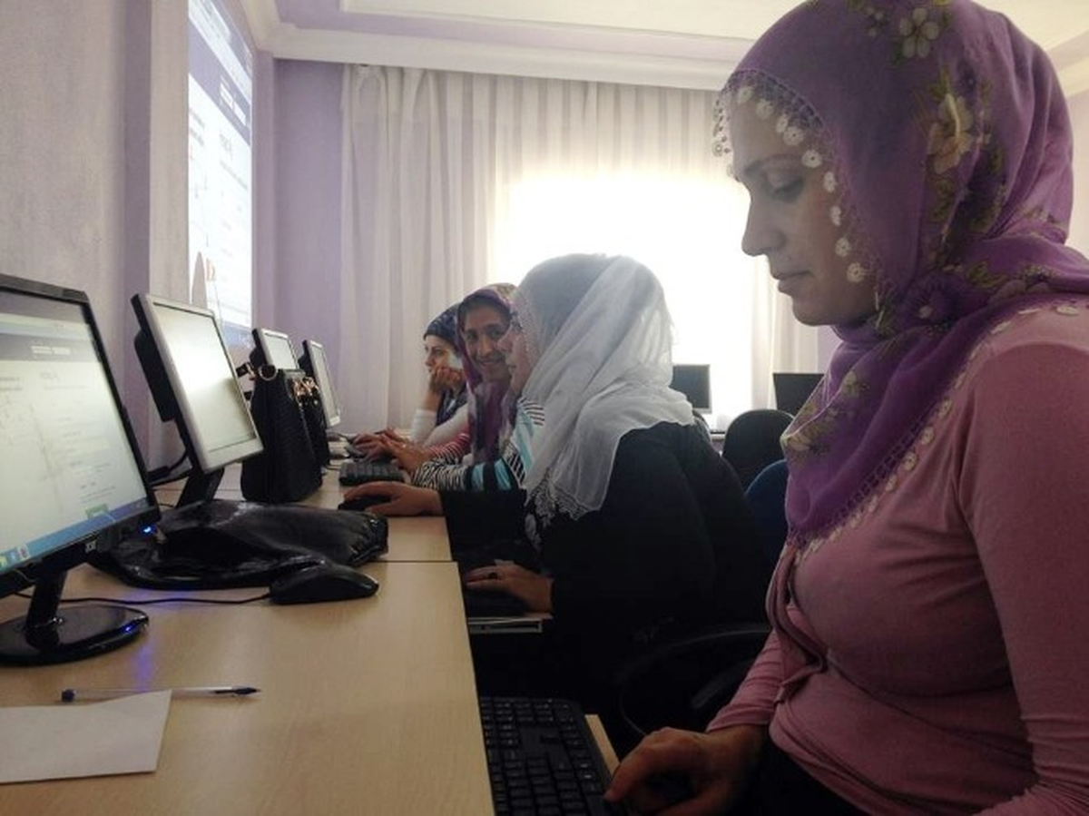 Kenar Semtlerdeki Kadınlara İnternet Öğretildi