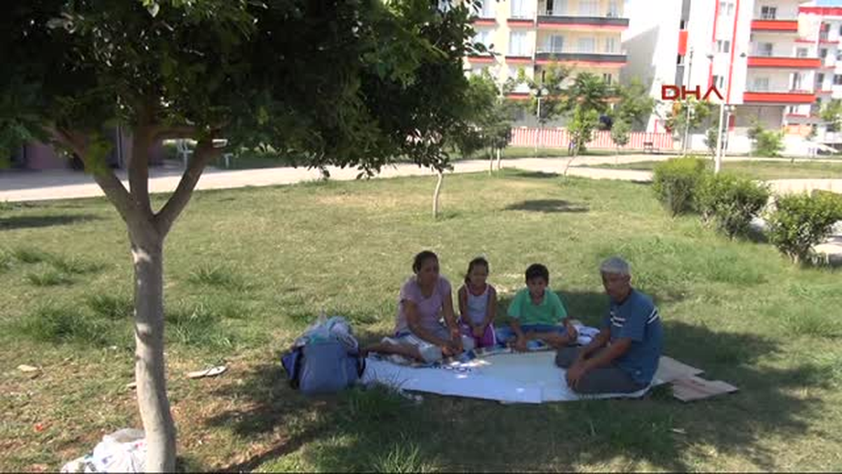 Mersin\'de Kirayı Ödeyemeyince Parkta Yaşamaya Başladılar