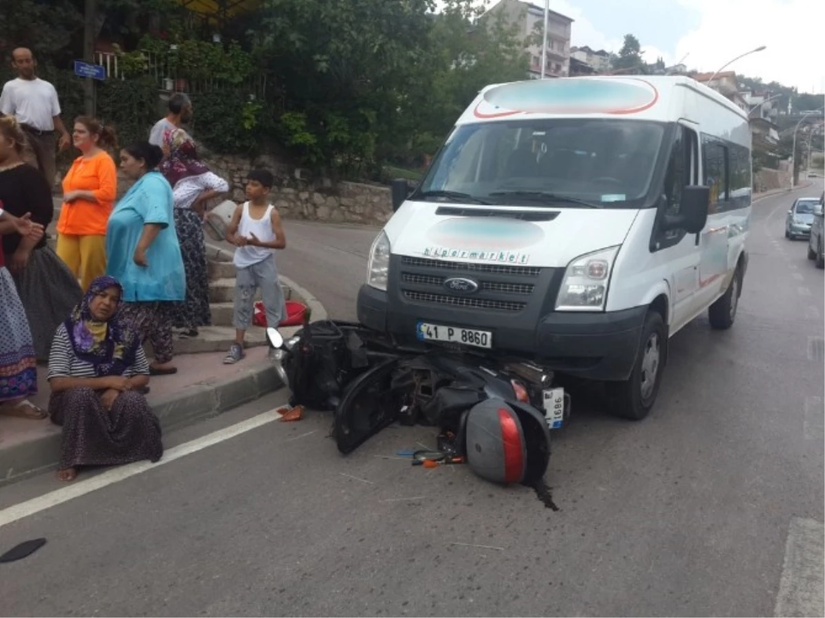 Kocaeli\'de Motosikletle Servis Aracı Çarpıştı: 2 Yaralı