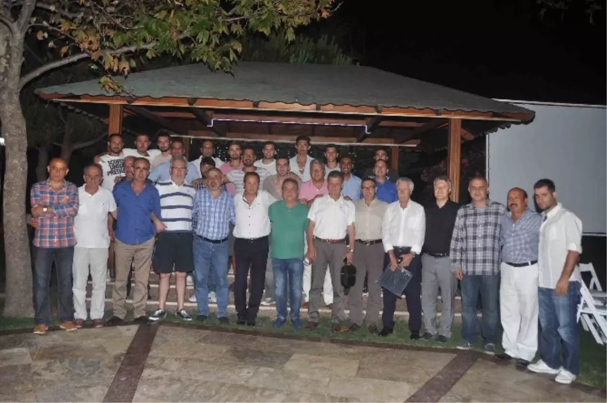 Kuşadası Gençlikspor\'dan İftar Yemeği