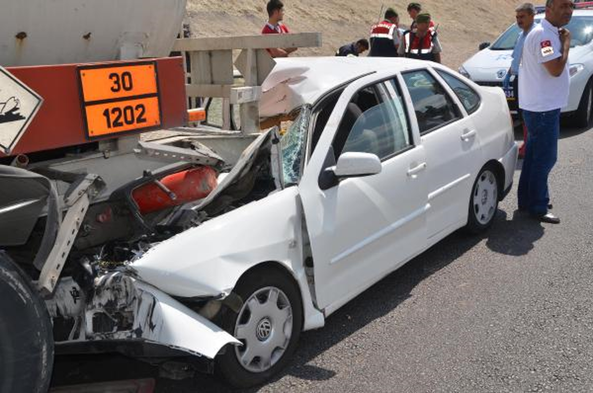 Otomobil, Tankere Çarptı: 1 Ölü, 4 Yaralı