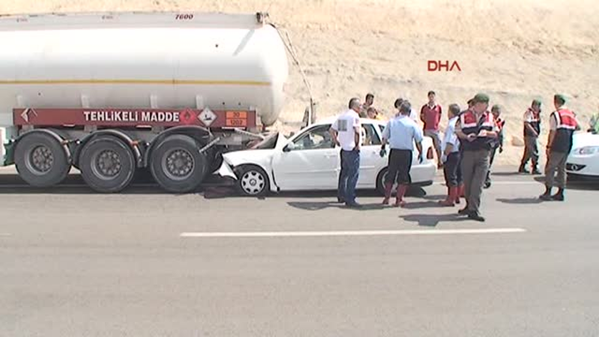 Otomobil, Tankere Çarptı: 1 Ölü, 4 Yaralı