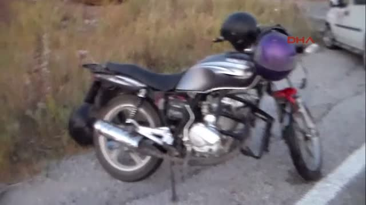 Otomobilin Çarptığı Motosikletteki Üç Kişi Yaralandı