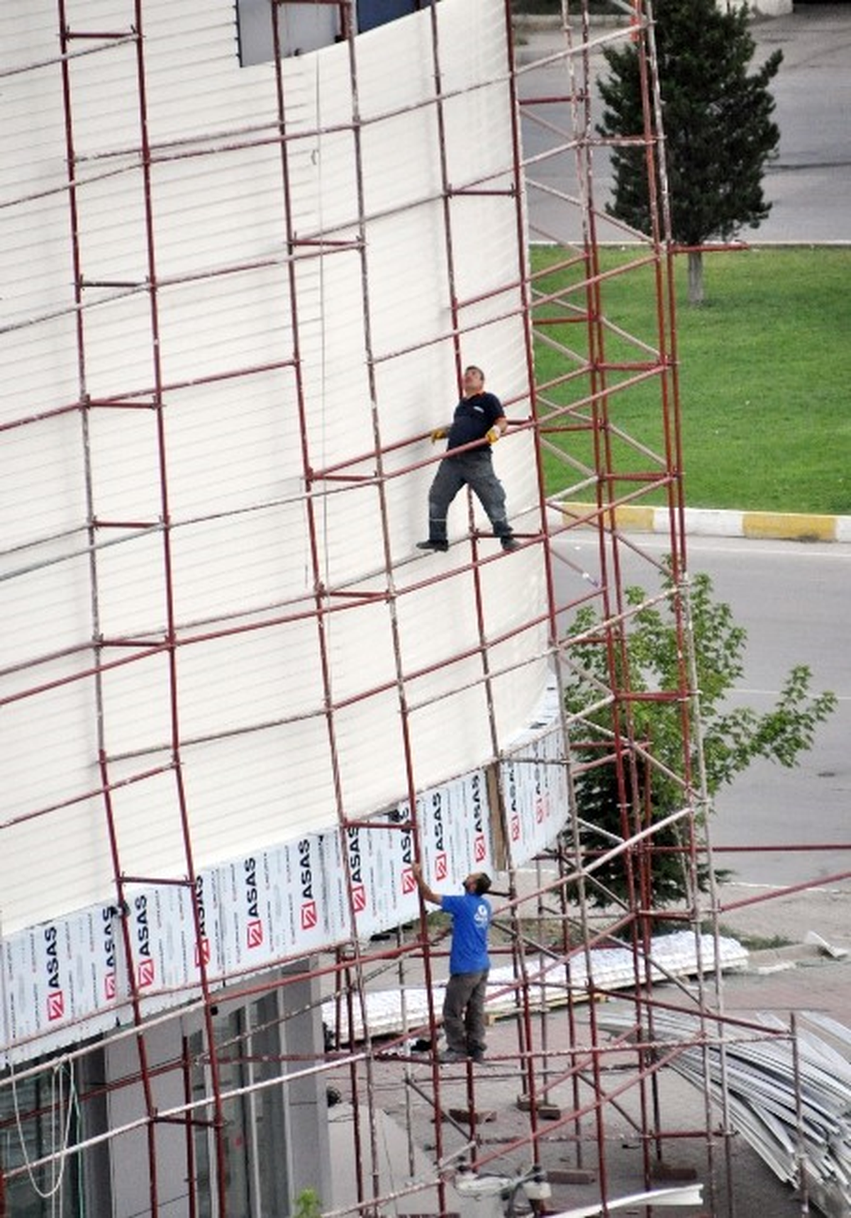 İnşaat İskelesinde Tehlikeli Çalışma