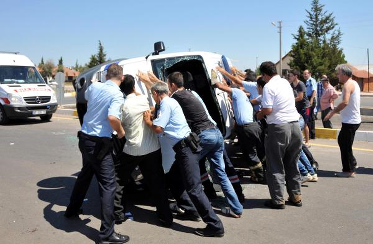 Polis Aracı Otomobille Çarpıştı: 2 Polis Yaralı