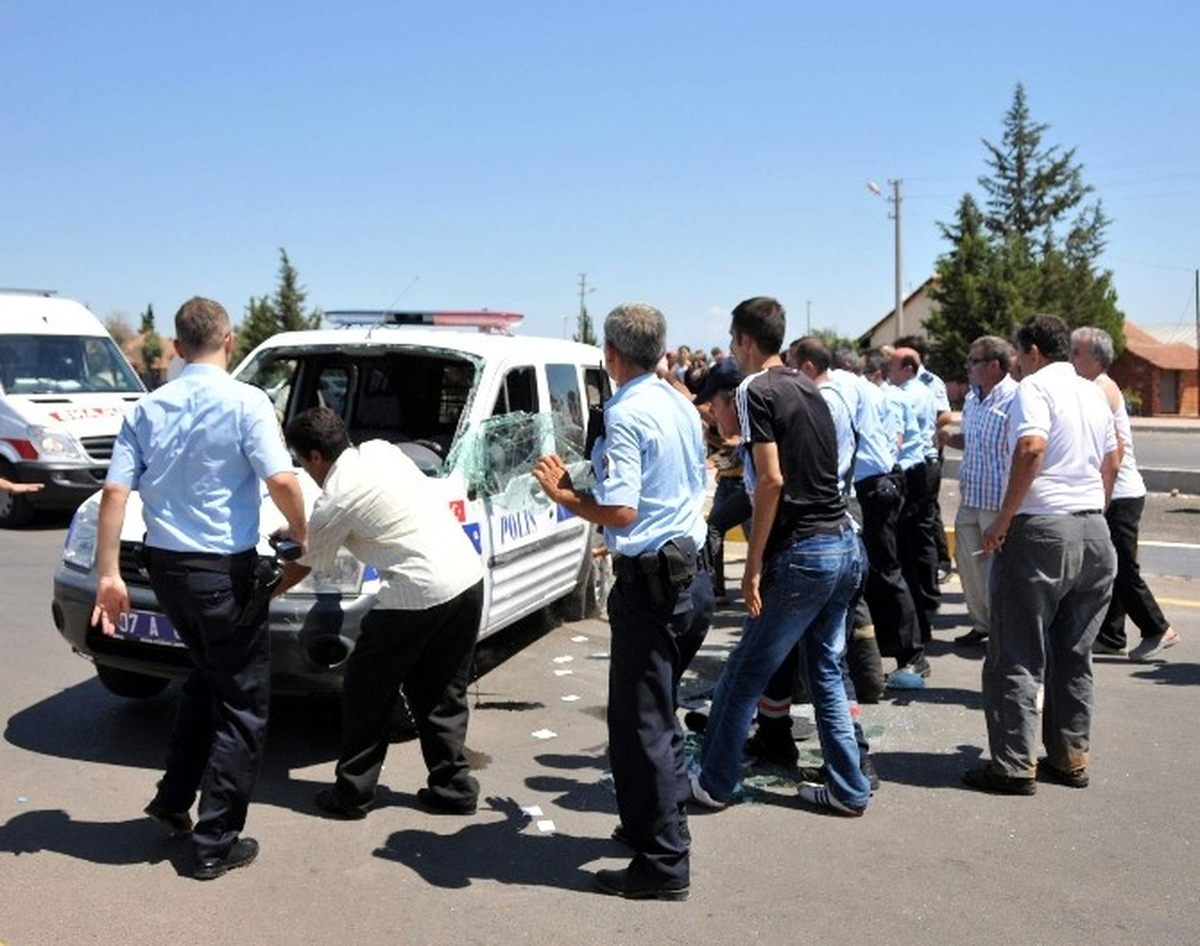Antalya\'da Polis Otosu Otomobille Çarpıştı: 2 Polis Yaralı