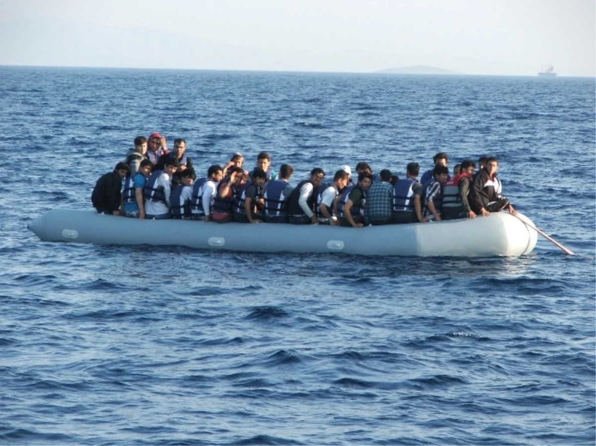 Sahil Güvenlik Denizden Mülteci Topluyor
