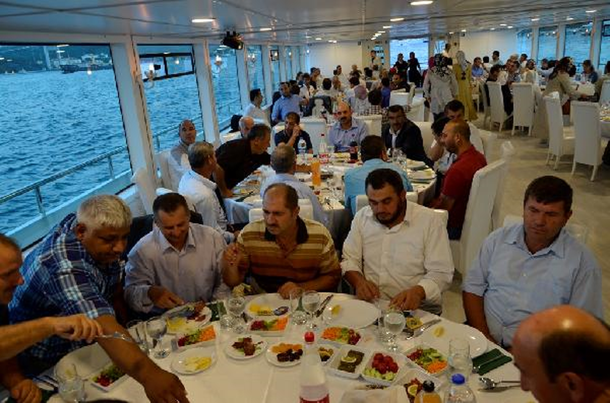 Sakarya\'nın Erenler Belediyesi\'nden Boğazda Teknede İftar