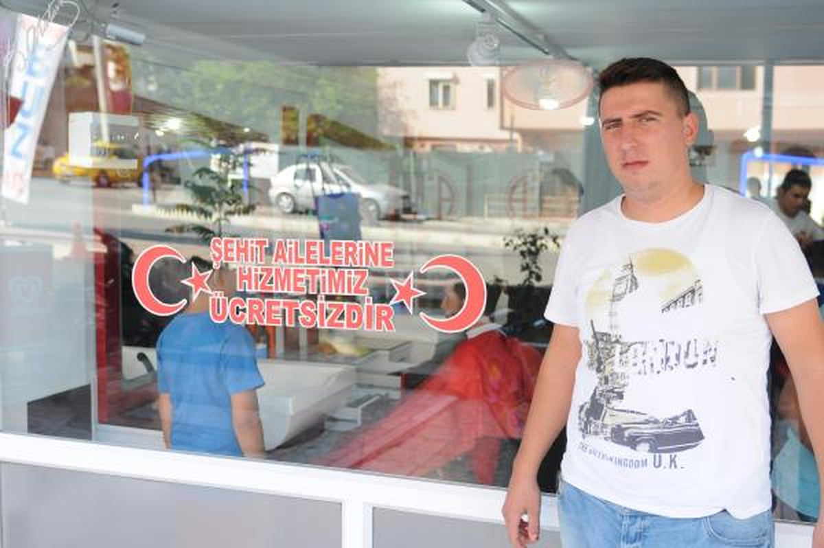 Antalya\'da Şehit Ailelerini 3 Yıldır Ücretsiz Tıraş Ediyor