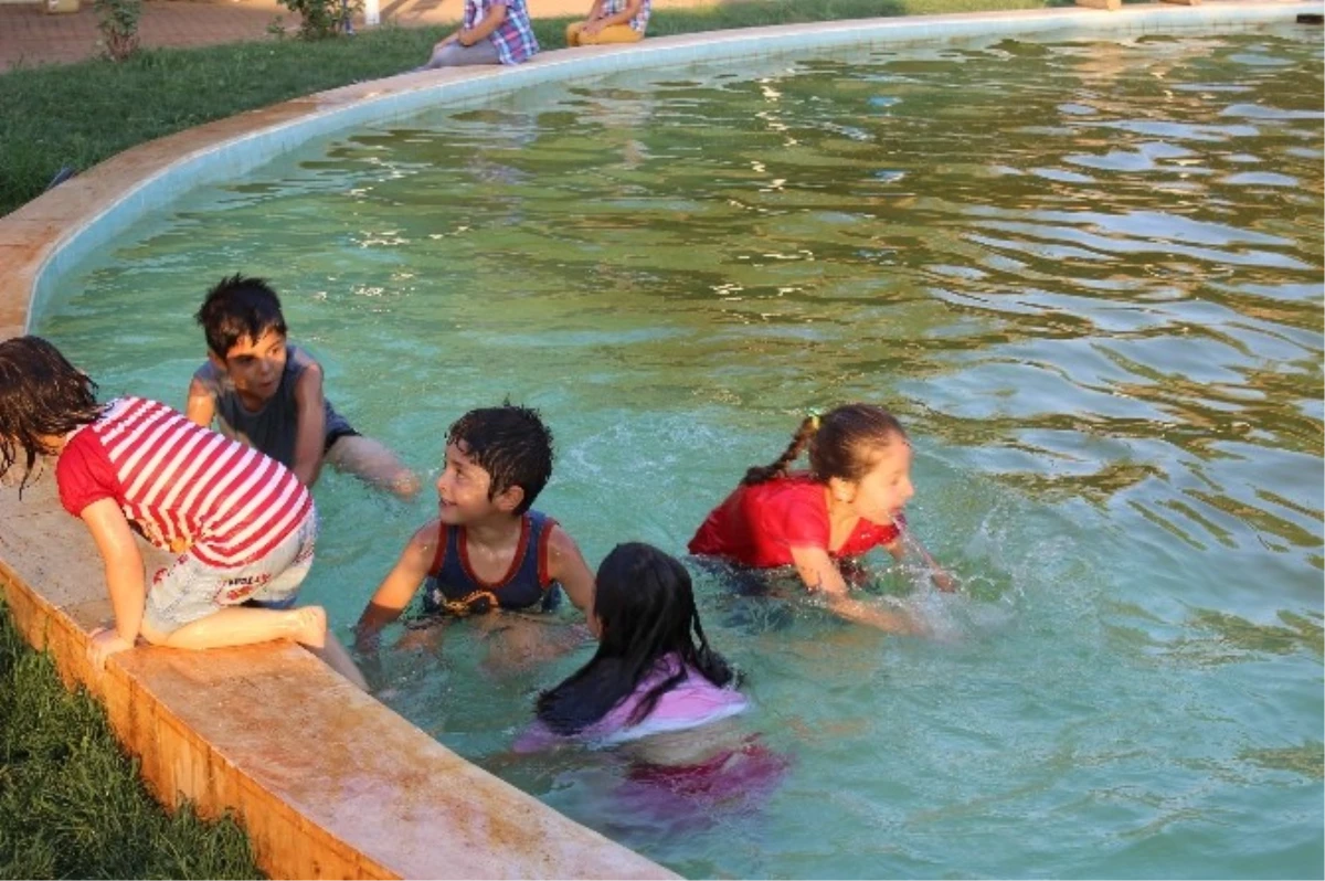 Kilis\'te Sıcaktan Bunalan Çocuklar Süs Havuzlarına Akın Etti