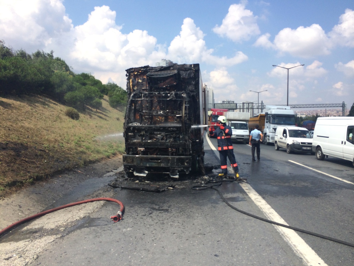 TEM Otoyolu\'nda Yanan Kamyon Trafiği Felç Etti