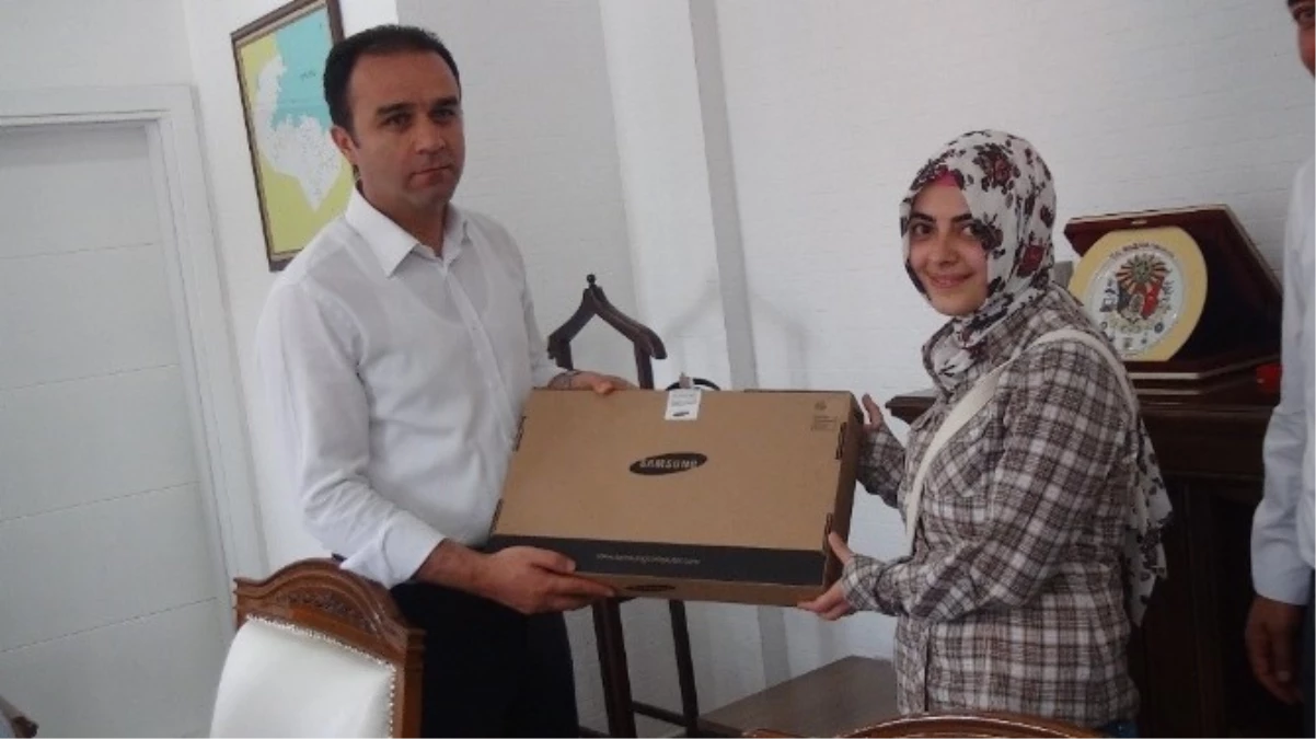 Bitlis Kaymakamından Başarılı Öğrencilere Laptop Ödülü