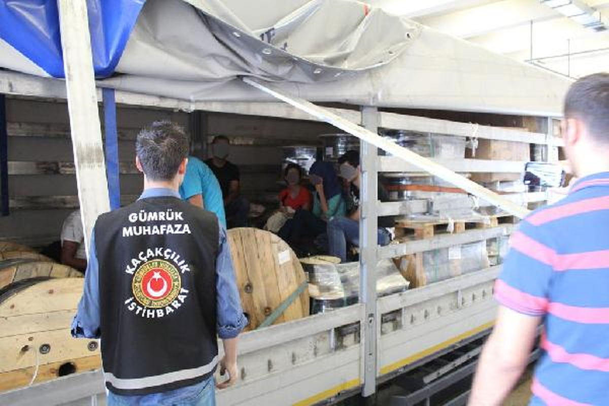 Kapıkule Sınır Kapısı\'nda TIR Dorselerinden 20 Kaçak Çıktı