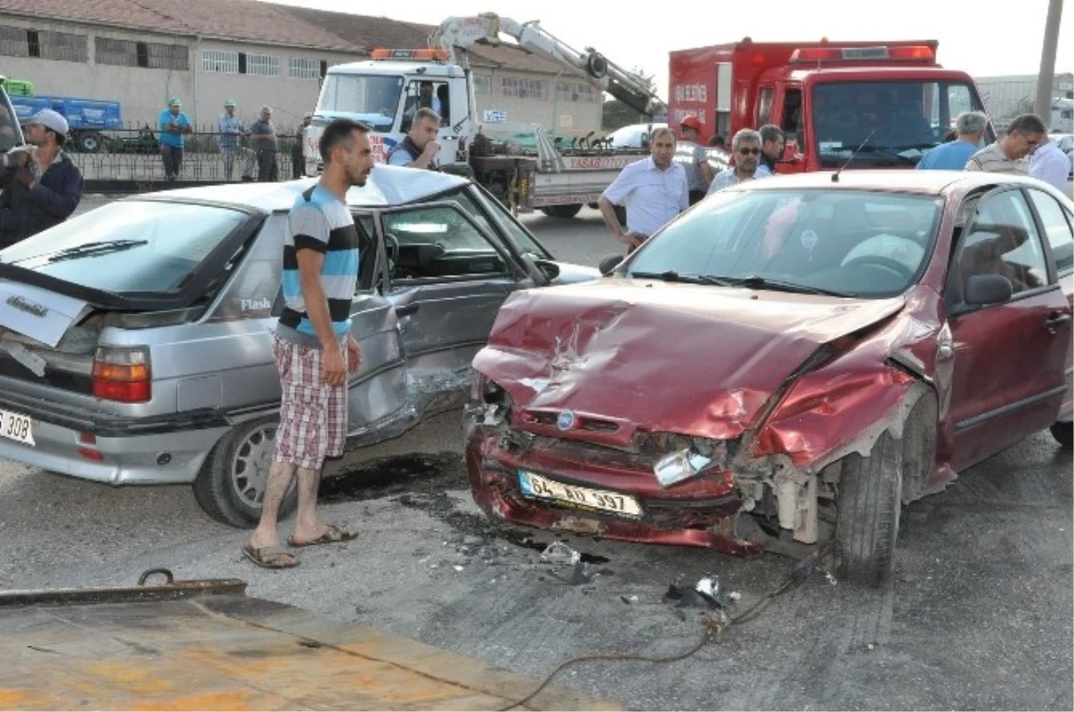 Uşak\'ta Trafik Kazası; 3 Yaralı