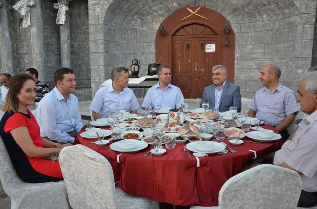 Vali Tapsız, Milli Eğitim Çalışanlarıyla İftarda Bir Araya Geldi