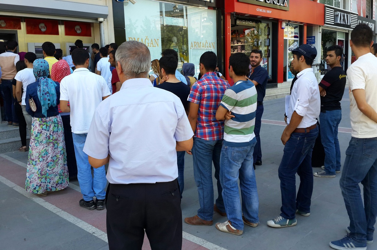 Vatandaşlardan Bozuk ATM Tepkisi