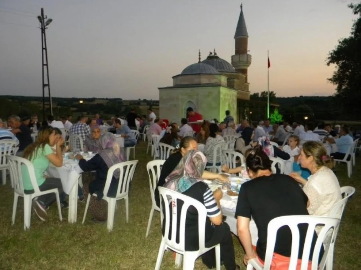 Edirne\'de 6 Asırlık Türbede İftar Programı Yapıldı