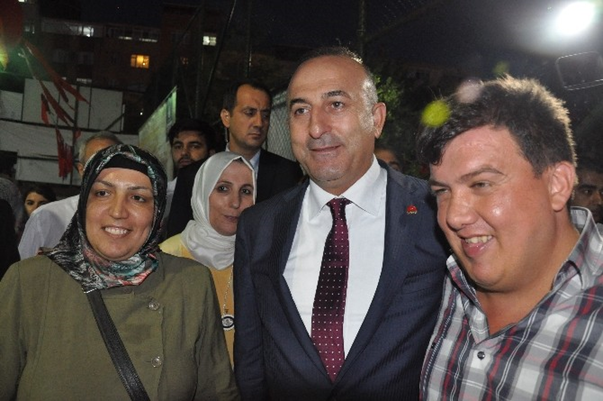 AB Bakanı Çavuşoğlu Sokak İftarına Katıldı