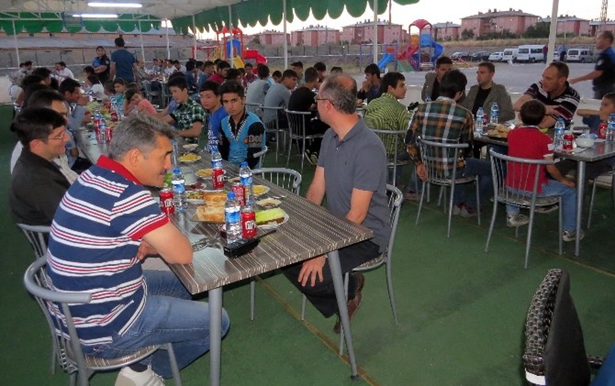 Ağrı\'da Yurt Çocuklarına İftar